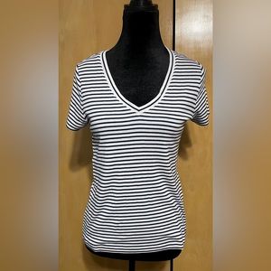 Vineyard Vines - Women’a Striped V Neck Shirt.